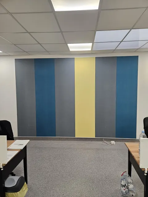Sala w biurze — pionowe panele akustyczne w kilku kolorach na ścianie