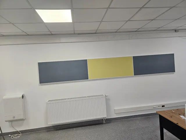 Trzy panele akustyczne na ścianie pomieszczenia biurowego