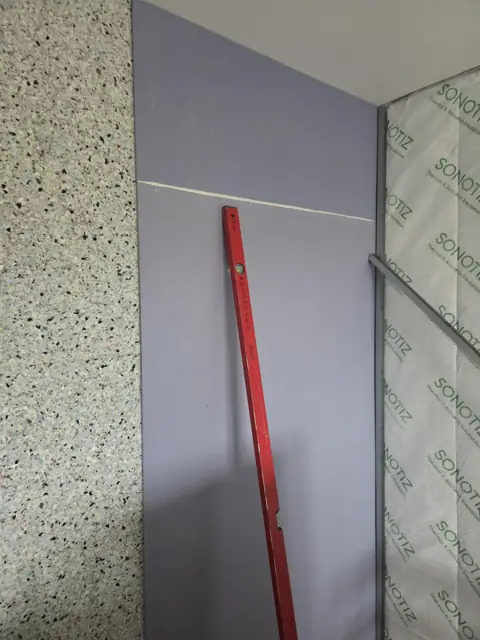 Płyty i warstwa izolacji przy narożniku