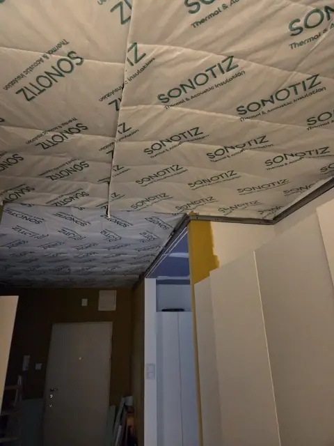 Maty akustyczne na suficie korytarza