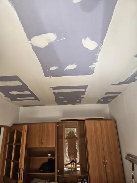 Sufit po pierwszym szpachlowaniu
